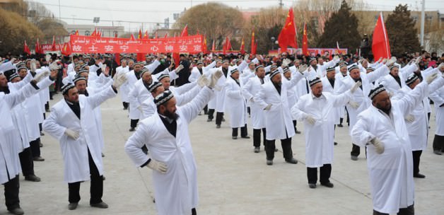 Uygur Müslüman imamlara danslı Çin işkencesi!