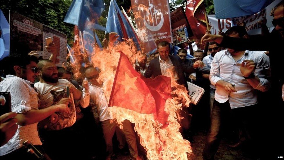 ‘Turkse demonstranten vallen Chinezen aan’