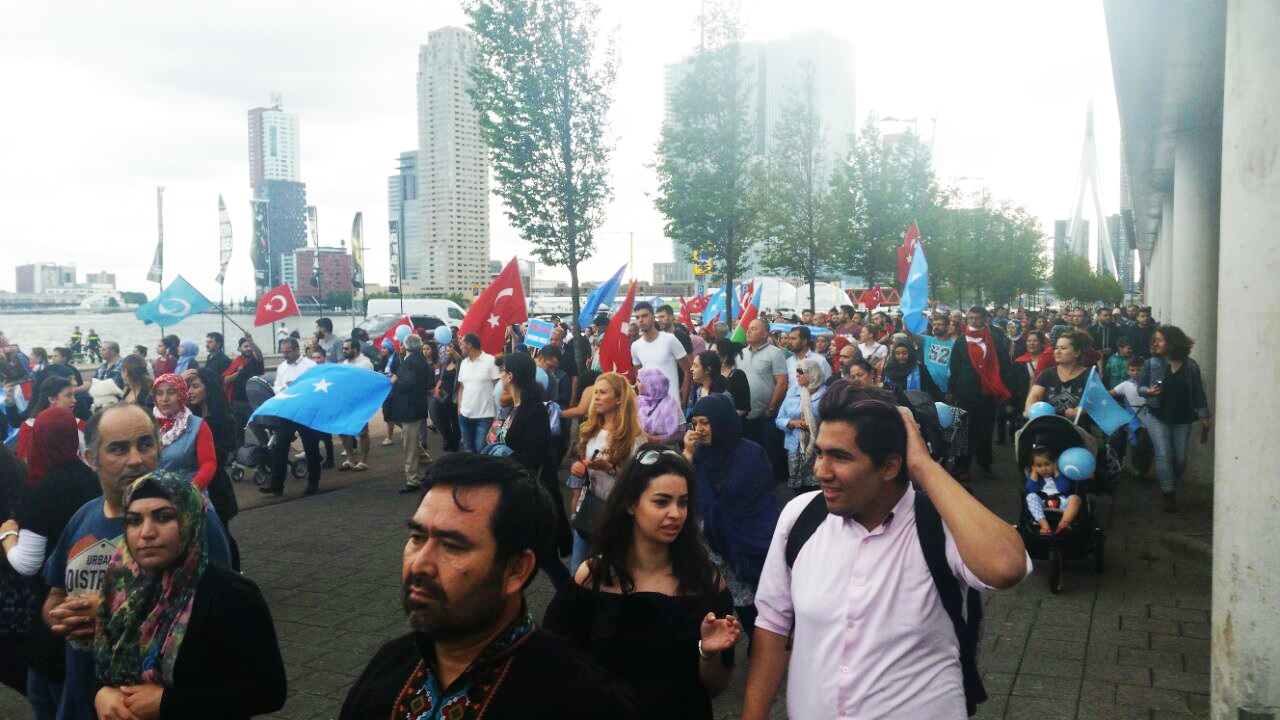 Duizend demonstranten in Rotterdam voor onderdrukte Oeigoeren