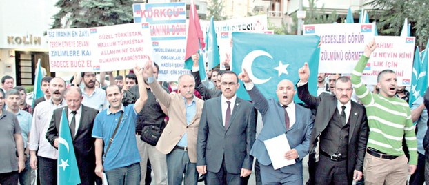 Uyghurlar enqerediki xitay elchixanisigha bésip kirishke tirishti