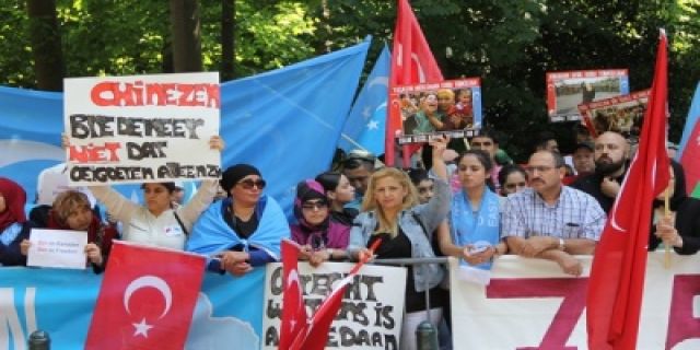 Çin’in Lahey Büyükelçiliği önünde Uygur protestosu