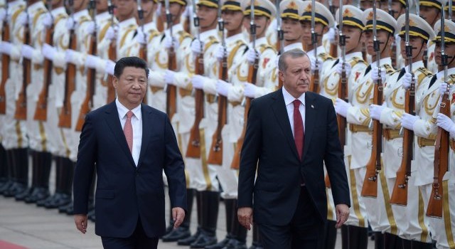 De Turkse president Recep Tayyip Erdogan is op staatsbezoek in China. Binnenskamers is hem waarschijnlijk flink de waarheid gezegd over zijn militaire beleid jegens IS