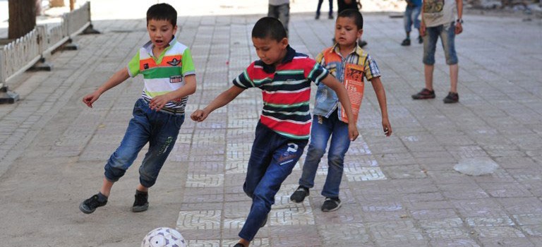 维族被视作潜在“反恐”对象 新疆少年足球专才前途堪忧
