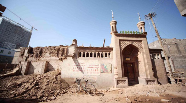 Uygur halkı camilerini yıkan Çin’e tepkili