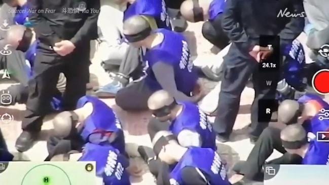 令人不寒而栗的視頻顯示，中國警察轉移了數百名蒙著雙眼的維吾爾人