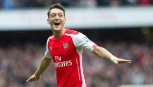 ABD Dışişleri Bakanı Mike Pompeo, Çin'in Sincan Uygur Özerk Bölgesi'nde Uygur Türklerine yönelik insan hakları ihlallerine tepki gösteren Türk futbolcu Mesut Özil'e destek verdi.